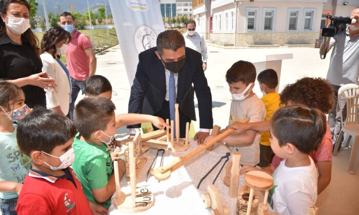 Okul öncesi öğrencileri el yapımı ahşap oyuncaklar ile sevindi