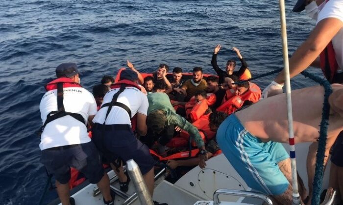 Ölüme terk edilen düzensiz göçmenler kurtarıldı