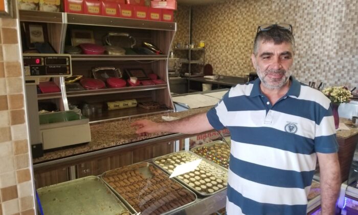 Önce karınlarını doyurdular, sonra sadaka kutularını çaldılar