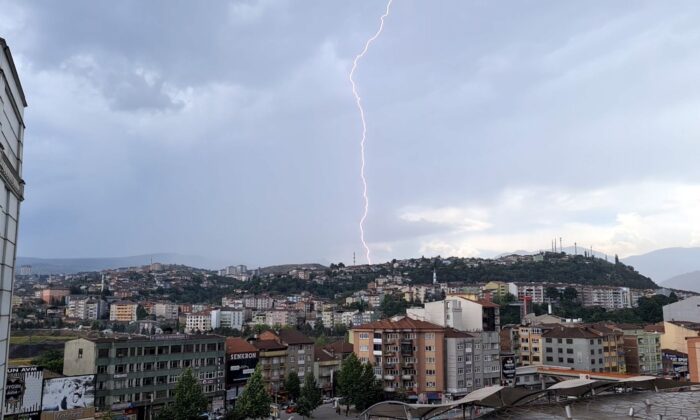 Önce şimşekler çaktı ardından dolu yağışı etkili oldu