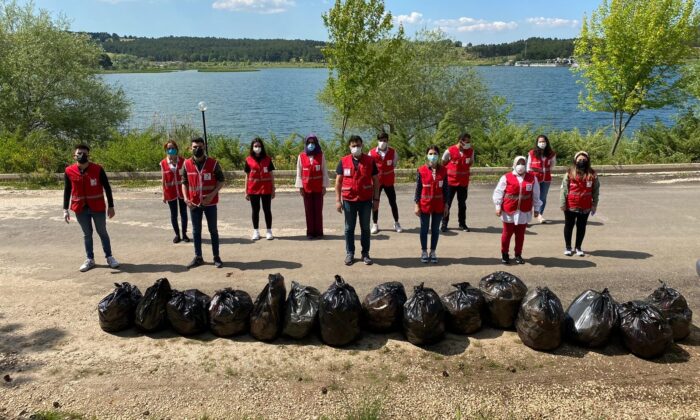 Onlarca poşet çöp topladılar