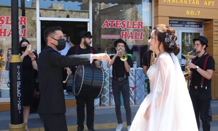 Ordulu damat Sivas’tan orkestra ile gelin aldı