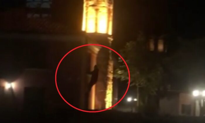 Örümcek adam gibi tırmandığı pencereden camiye böyle girdi