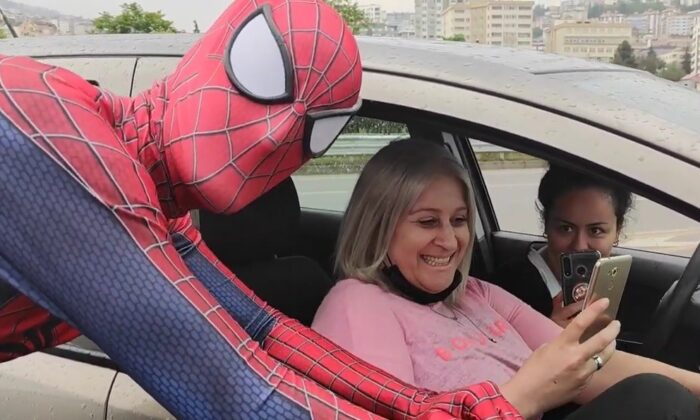 Örümcek Adam memleketine geldi, şivesiyle görenleri güldürdü