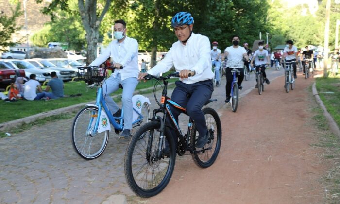 Osman Güder, sağlıklı yaşam için gençlerle pedal çevirdi
