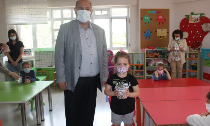 Osmaneli’nde anaokulu öğrencilerine saksıda çilek fidesi dağıtıldı