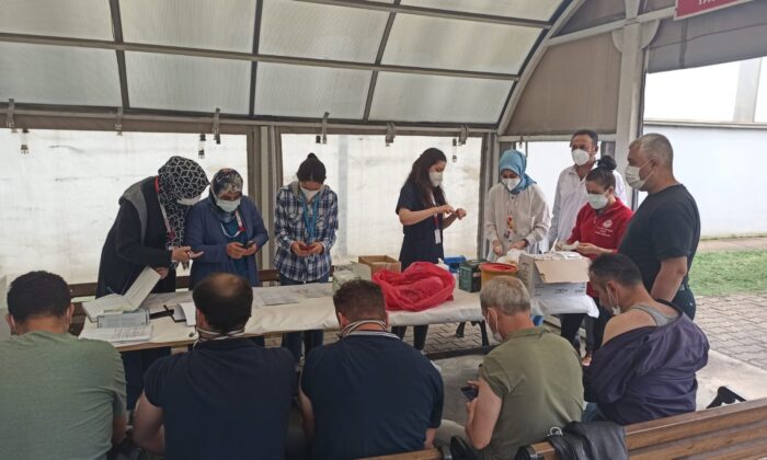 Osmaneli’nde mobil ekipler fabrikalarda çalışan işçilere Covid-19 aşısı yapıyor