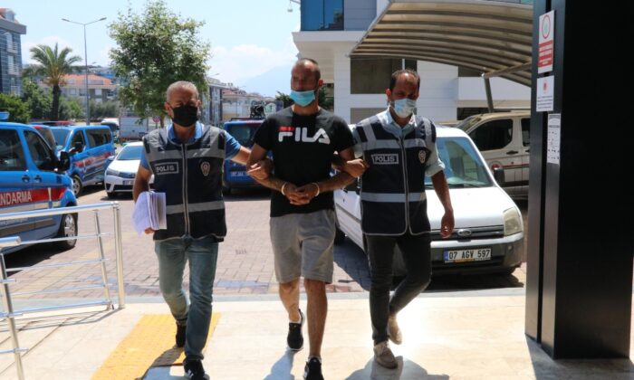 Otobüsten çaldığı cep telefonunu satarken yakalandı