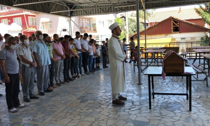 Otobüsün çarptığı 3 yaşındaki Emine Nur, son yolcuğuna uğurlandı