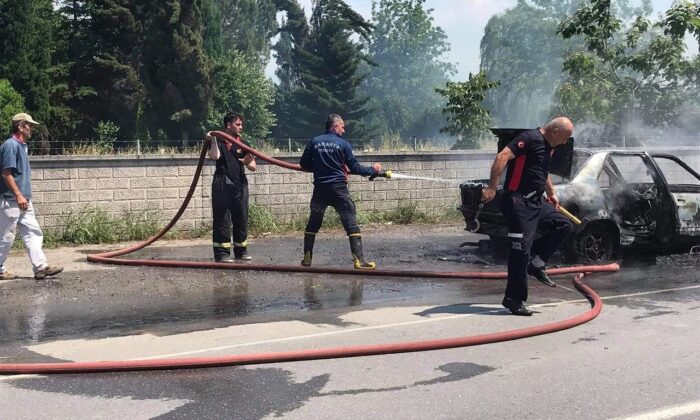 Otomobil alev alev yandı