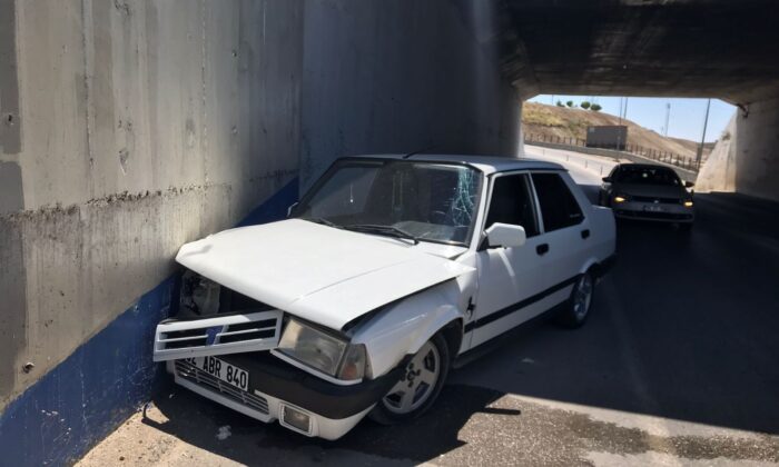 Otomobil alt geçit duvarına çarptı: 1 yaralı