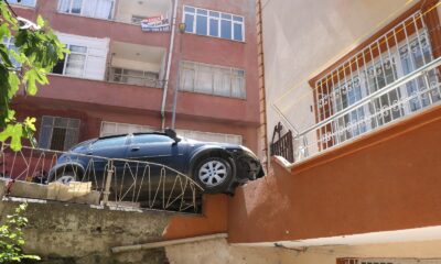 Otomobil apartmana daldı, kadın sürücü aracı bırakıp kaçtı