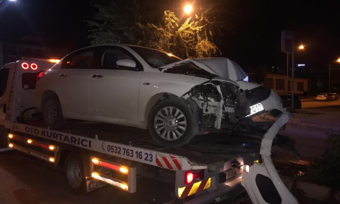 Otomobil aydınlatma direğine çarptı: 2 yaralı