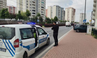 Otomobil bahçeye girdi