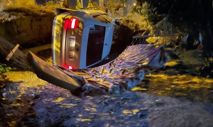 Otomobil bahçeye uçtu: 2 yaralı