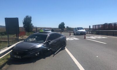 Otomobil çelik bariyere çarptı: 2 yaralı