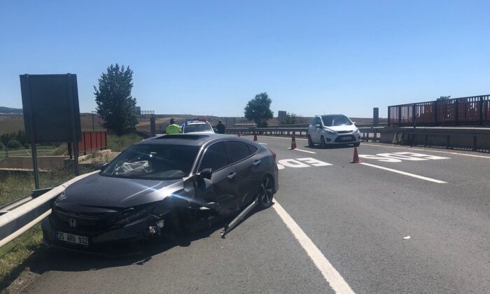 Otomobil çelik bariyere çarptı: 2 yaralı