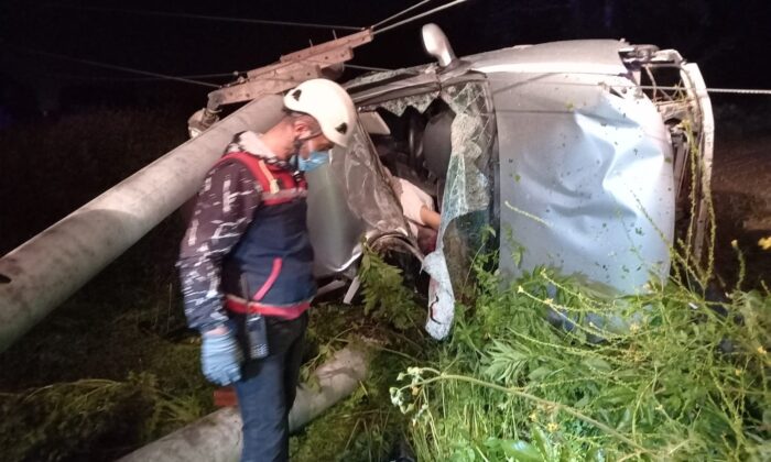 Otomobil devirdiği direğin altında ezildi, sürücü feci şekilde can verdi