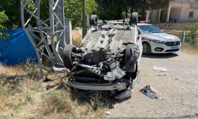 Otomobil direğe çarpıp, ters döndü: 4 yaralı