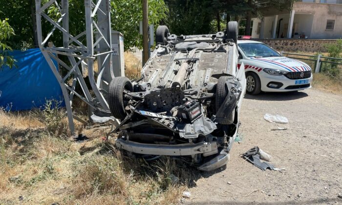 Otomobil direğe çarpıp, ters döndü: 4 yaralı