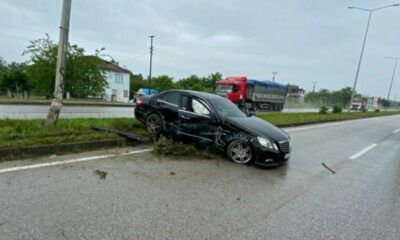 Otomobil duvara çarpıp refüje çıktı: 1 yaralı