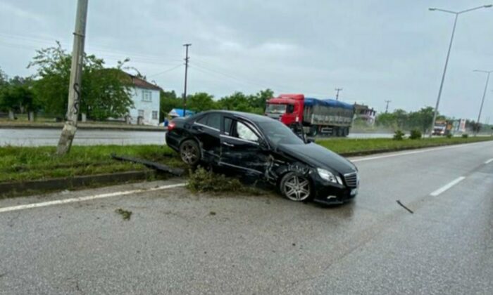 Otomobil duvara çarpıp refüje çıktı: 1 yaralı