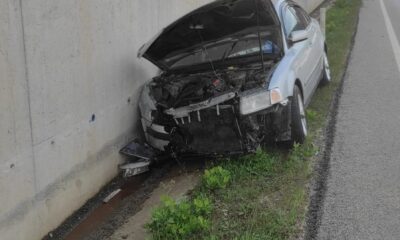 Otomobil duvara çarptı: 2 yaralı