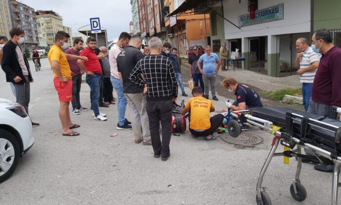 Otomobil elektrikli bisiklete çarptı