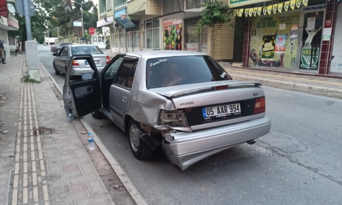 Otomobil ile çarpışan motosikletli kurye yaralandı