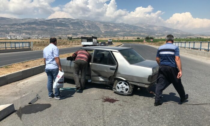 Otomobil ile minibüs çarpıştı: 3 yaralı