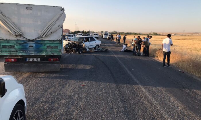 Otomobil ile minibüs çarpıştı: 4 yaralı