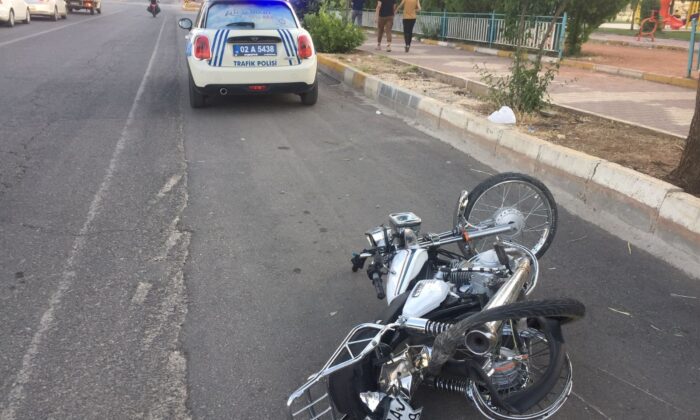 Otomobil ile motosiklet çarpıştı: 2 yaralı