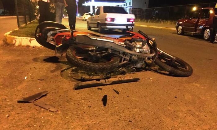 Otomobil ile motosiklet çarpıştı:1’i ağır 2 kişi yaralandı