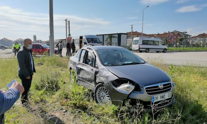 Otomobil ile servis aracı çarpıştı; 7 yaralı