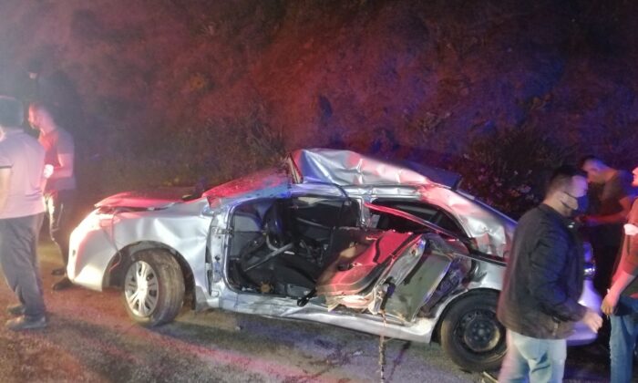 Otomobil ile servis minibüsü çarpıştı: 6 yaralı