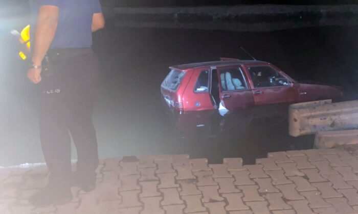 Otomobil kanala düştü: 2 yaralı