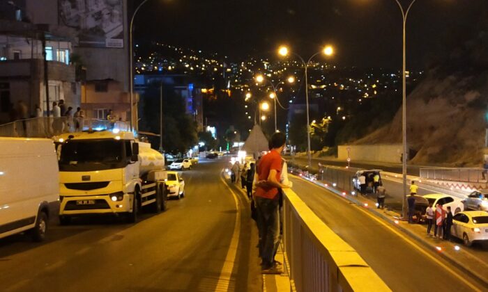 Otomobil kaza yaptı, vatandaşlar film izler gibi seyretti