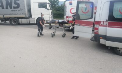 Otomobil kırmızı ışıkta bekleyen minibüse çarptı: 1 yaralı