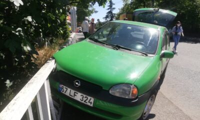 Otomobil köprü korkuluğuna çarptı