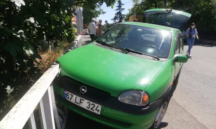 Otomobil köprü korkuluğuna çarptı