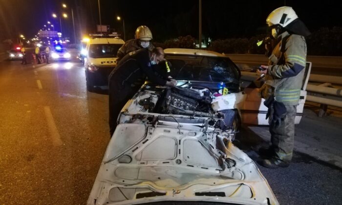 Otomobil önce aydınlatma direğine ardından bariyere çarptı: 3 yaralı