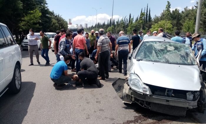 Otomobil önce aydınlatma direğine sonra başka araca çarptı
