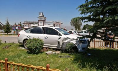 Otomobil orta refüje çıkarak durabildi