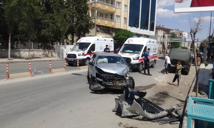 Otomobil park halindeki minibüse çarptı: 3 yaralı