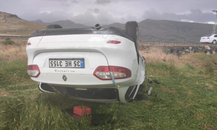 Otomobil şarampole devrildi: 2 yaralı