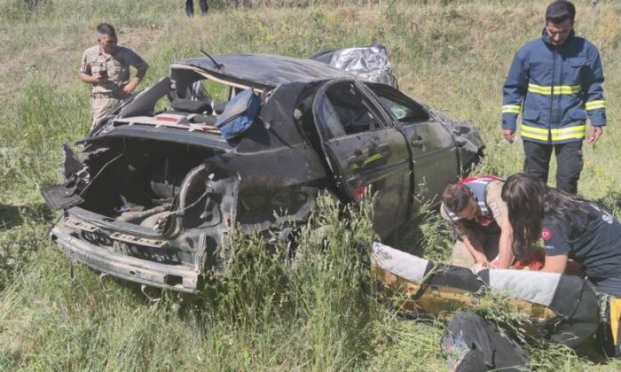 Otomobil takla attı: 2 ölü, 1 yaralı