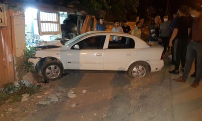 Otomobil tamirhanenin duvarına çarptı: 4 yaralı