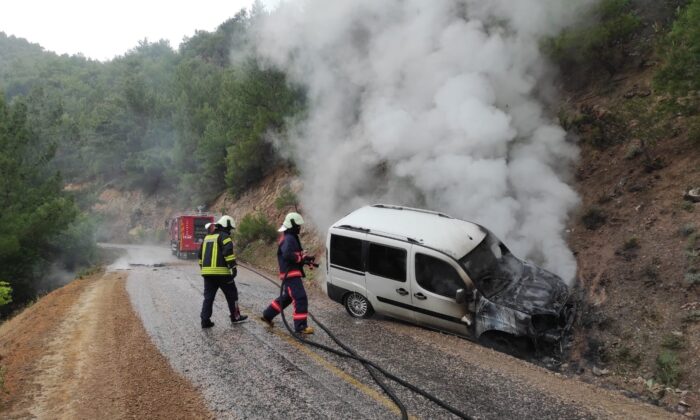 Otomobil yangını ormana sıçramadan söndürüldü