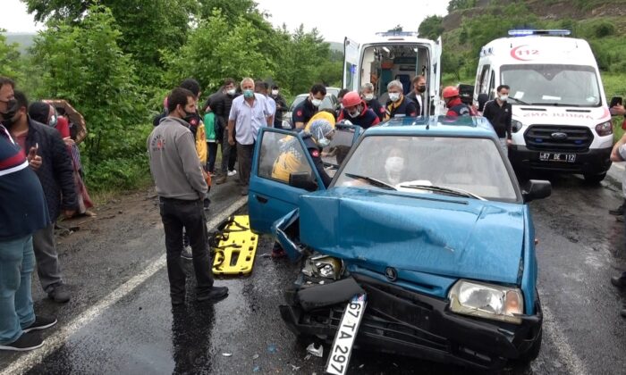 Otomobilde sıkışan iki kişi acı içerisinde kurtarılmayı bekledi