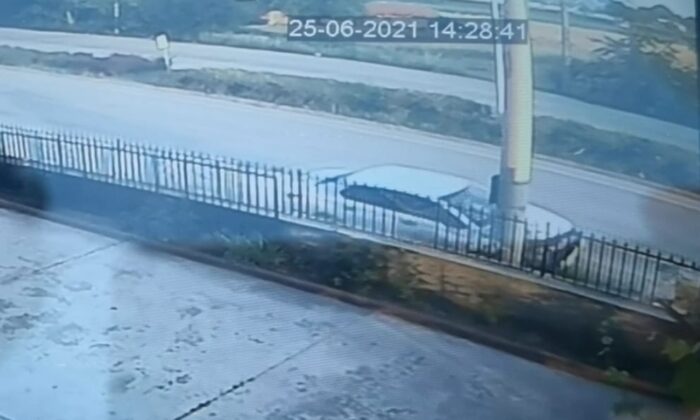 Otomobilin beton direğe çarparak parçalandığı kaza kamerada: 3 ölü, 2 ağır yaralı